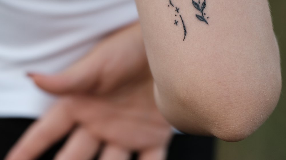 arm tattoo schriftzug