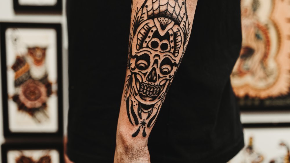 tattoo totenkopf arm